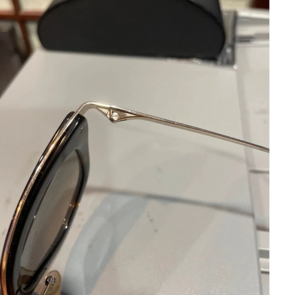 Authentic Prada women’s Oversized Sunglasses - Picture 2 of 4
